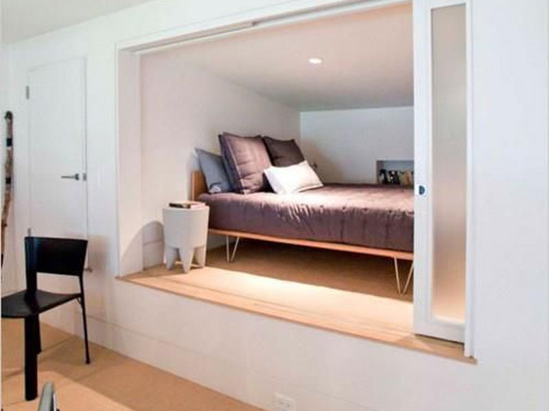 Với những không gian phòng ngủ nhỏ, cửa sổ âm tường là giải pháp tối ưu để tiết kiệm diện tích và tối đa hóa phòng ngủ. Hình ảnh liên quan đưa đến những thiết kế phòng ngủ nhỏ đẹp mắt, hiện đại và sử dụng cửa sổ âm tường thông minh, giúp không gian sáng và thông thoáng hơn.